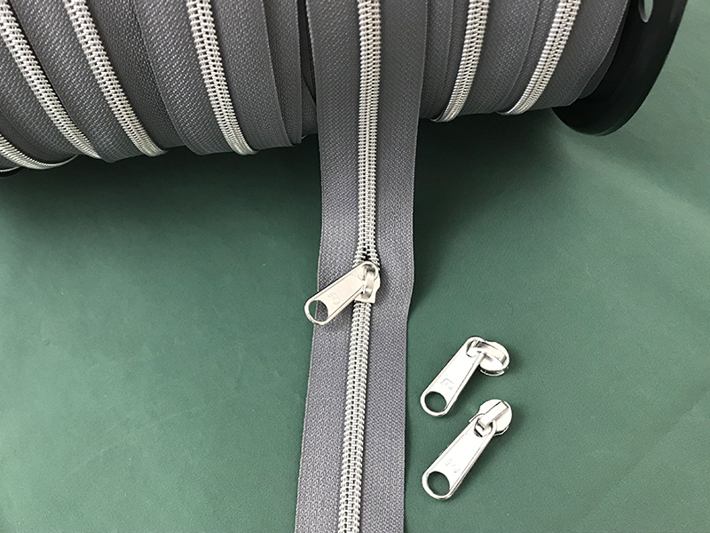 Reissverschluss-endlos-metallisiert-silber-hellgrau-1000stoff-d