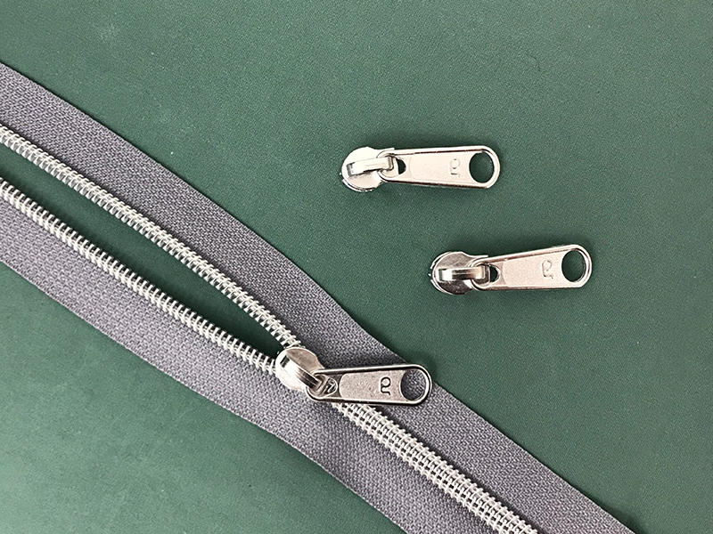 Reissverschluss-endlos-metallisiert-silber-hellgrau-1000stoff-det